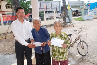 Trao tiền từ thiện