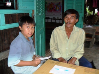 Trao tiền từ thiện