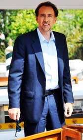 Nicolas Cage 
Không đẹp trai nhưng “đắt hàng”