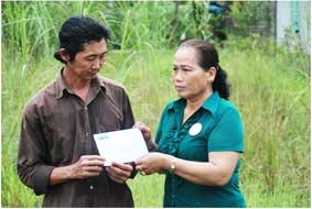 Trao tiền từ thiện