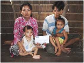Trao tiền từ thiện