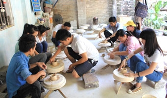 Đến Bát Tràng chơi gốm