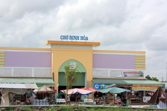 Từng bước hoàn thiện hệ thống 
chợ, khu dân cư
