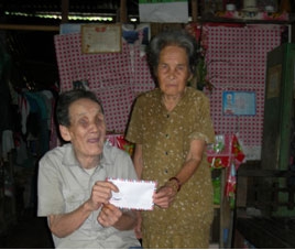 Trao tiền từ thiện