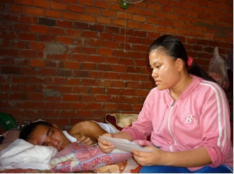 Trao tiền từ thiện