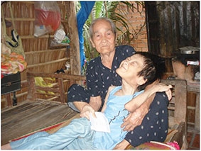 Trao tiền từ thiện