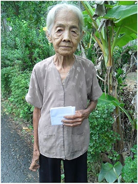 Trao tiền từ thiện