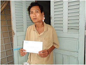 Trao tiền từ thiện