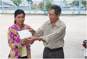 Trao tiền từ thiện