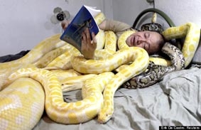 Ngủ cùng rắn để 
chào mừng năm mới