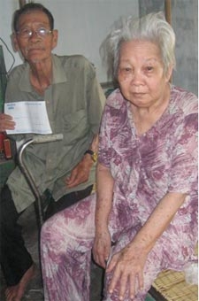 Trao tiền từ thiện