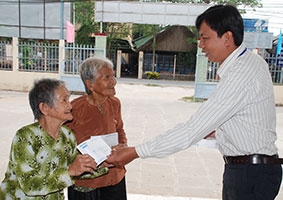Trao tiền từ thiện