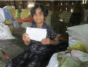 Trao tiền từ thiện