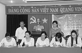 Nhân rộng mô hình “Gia đình cán bộ, hội viên phụ nữ 

cam kết đội nón bảo hiểm cho trẻ em khi tham gia 

giao thông-vì sự an toàn của trẻ”