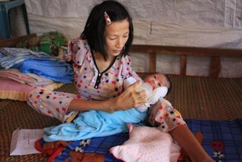 Trao tiền từ thiện