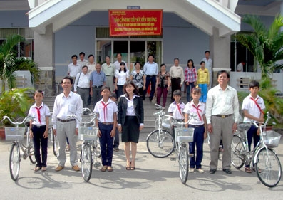 Trao 200 suất học bổng cho sinh viên, học sinh nghèo hiếu học vùng ÐBSCL