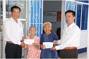 Trao tiền từ thiện