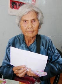 Cụ bà bán vé số dạo 
cần được giúp đỡ