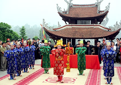 Những nét sinh hoạt xã hội văn hóa nghệ thuật 

kiến trúc, luật tục thời Hùng Vương dựng nước