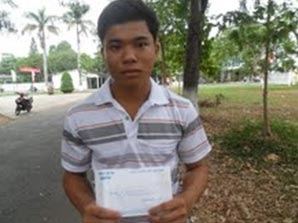 Trao tiền từ thiện