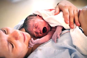 Không nên cắt rốn trẻ sơ sinh trước 5 phút sau khi chào đời