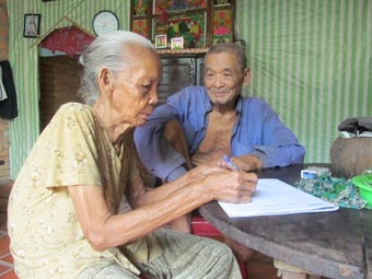 Trao tiền từ thiện