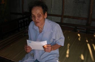Trao tiền từ thiện