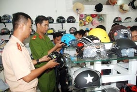 DUY TRÌ PHỐI HỢP TUYÊN TRUYỀN, GIÁO DỤC HỘ KINH DOANH 
VÀ NGƯỜI SỬ DỤNG MŨ BẢO HIỂM ĐẠT CHẤT LƯỢNG