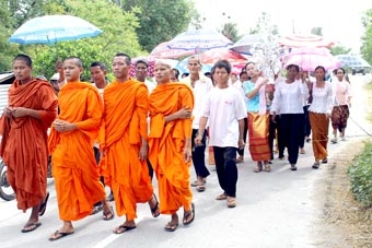 Tập quán con trai đi tu 
của đồng bào Khmer vùng Bảy Núi