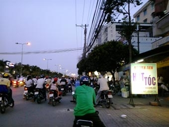 Chấn chỉnh tình trạng đậu xe tràn lan trước Công ty Cổ phần May Tây Đô