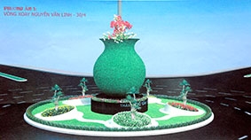 Lắp đặt tháp hoa tại nút giao Nguyễn Văn Linh- 30 Tháng 4