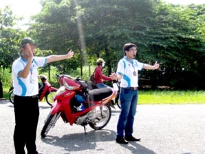 Thanh niên tình nguyện tham gia đảm bảo an toàn giao thông trong mùa thi