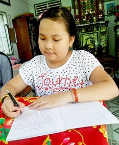 Cô trò nhỏ viết chữ đẹp
