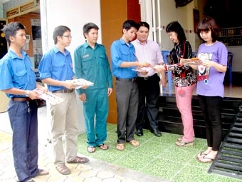 Áo xanh giữ gìn trật tự 
an toàn giao thông