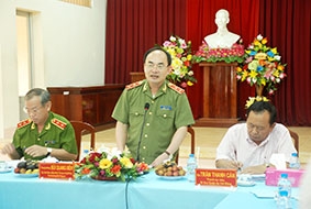 Cán bộ, đảng viên và công chức, viên chức phải gương mẫu chấp hành Chỉ thị số 18 của Ban Bí thư