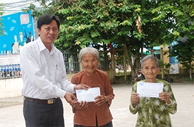 Trao tiền từ thiện