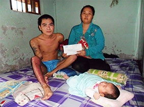 Trao tiền từ thiện