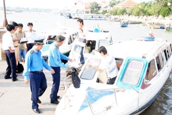 Tiềm ẩn nguy cơ tai nạn giao thông 
đường thủy trong mùa nước nổi