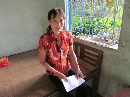 Trao tiền từ thiện