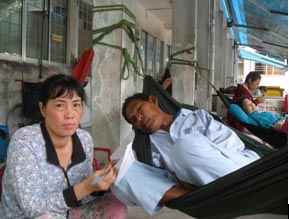 Trao tiền từ thiện