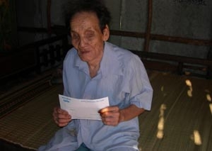 Trao tiền từ thiện