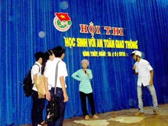 Giúp học sinh nâng cao ý thức đảm bảo trật tự an toàn giao thông