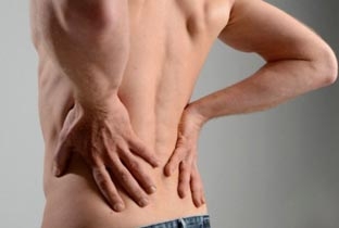 Tiêm nước muối giúp điều trị đau lưng dưới tốt hơn steroid
