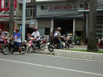 Nguy hiểm khi “đi tắt”
