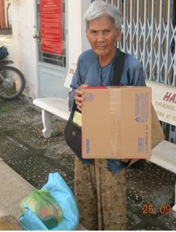 Trao tiền từ thiện
