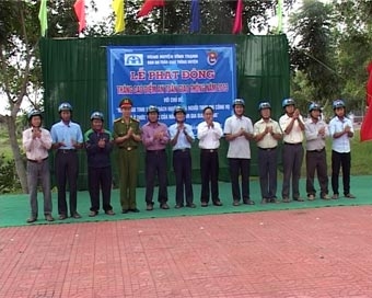 PHÁT ĐỘNG THÁNG AN TOÀN GIAO THÔNG NĂM 2013