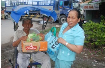 Trao tiền từ thiện