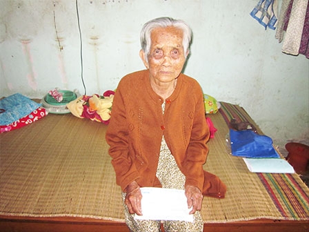 Trao tiền từ thiện