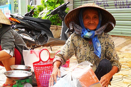 Trao quà từ thiện