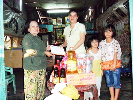 Trao tiền từ thiện